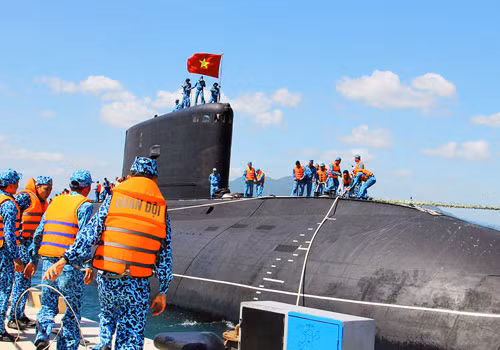 Hải quân Việt Nam tiếp nhận tàu ngầm Kilo 184 Hải Phòng. 