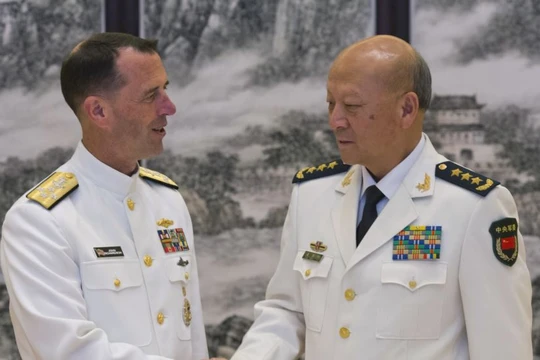 Tư lệnh hải quân Mỹ Richardson gặp tư lệnh hải quân Trung Quốc Ngô Thắng Lợi ở Bắc Kinh