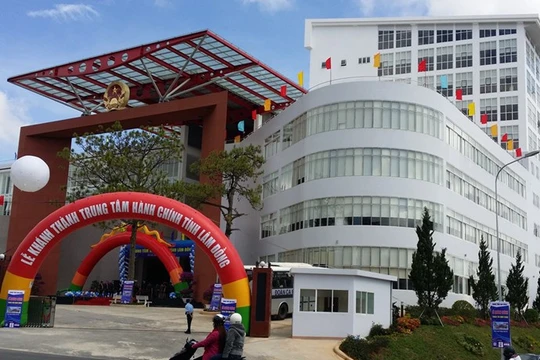 Trung tâm hành chính tỉnh Lâm Đồng xây từ tiền ngân sách và phải đi vay - Ảnh: Gia Bình