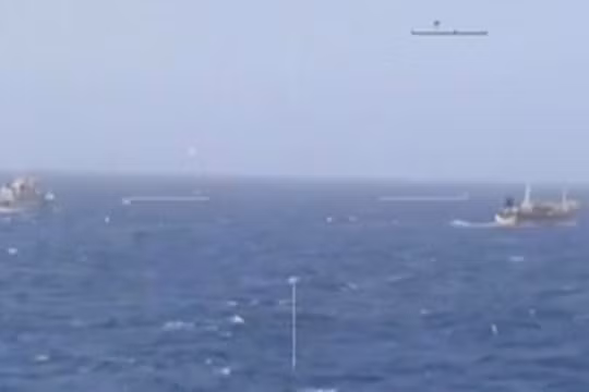 Một tàu tuần duyên của Argentina đuổi theo một tàu cá Trung Quốc ngoài khơi Argentina 14/3/2016.