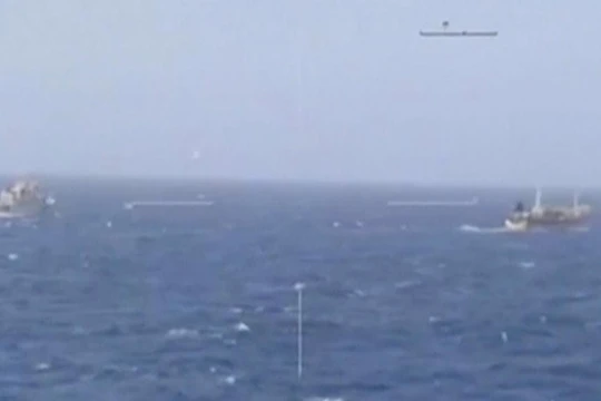 Một tàu tuần duyên của Argentina đuổi theo một tàu cá Trung Quốc ngoài khơi Argentina 14/3/2016.