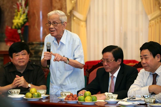 Nhà báo Hữu Thọ phát biểu tại cuộc gặp của Chủ tịch nước Trương Tấn Sang với lãnh đạo các cơ quan báo chí, nhà báo lão thành tháng 6/2015. Ảnh: Lê Anh Dũng