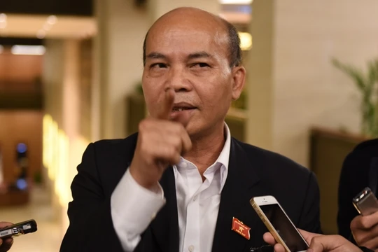 Đại biểu Đỗ Văn Đương (TP HCM) trao đổi với báo chí bên lề Quốc hội (Ảnh: X.H)