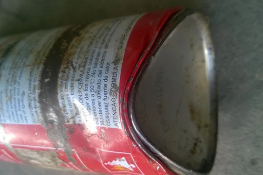 Chiếc bình chữa cháy nổ bung nắp và biến dạng vỏ