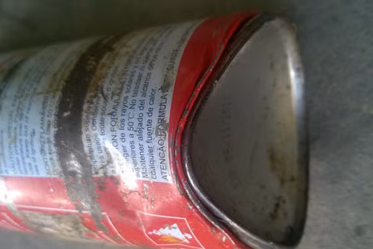 Chiếc bình chữa cháy nổ bung nắp và biến dạng vỏ