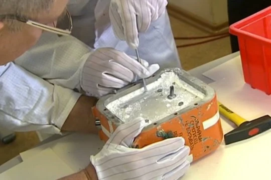 Chuyên gia đang mở hộp đen - Ảnh: RT