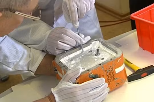 Chuyên gia đang mở hộp đen - Ảnh: RT