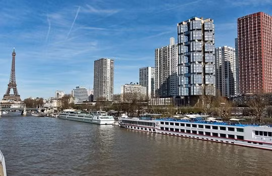 Khách sạn Nikko tại khu Front de Seine, ngoài cùng bên phải. Ảnh nguồn wikipedia