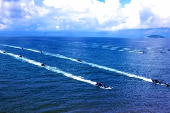 Hải quân Trung Quốc tập trận đổ bộ trên biển. Nước này đang tiến hành cuộc tập trận quy mô "chưa từng có" ở Biển Đông