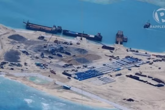 Hình ảnh mới nhất cho thấy công trình cải tạo đất đai của Trung Quốc trên bãi đá Chữ Thập tiến triển rất nhanh. Ảnh: Rappler (Philippines)
