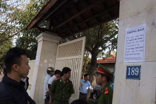 Người dân kéo đến nhà ông Thanh chia buồn