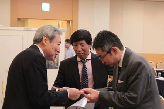 Đại diện VN và Nhật Bản trao đổi thông tin bên lề hội thảo - Ảnh: Tr.N