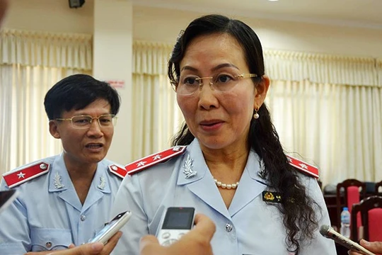 Bà Lê Thị Thủy, Phó Tổng TTCP đang trả lời phỏng vấn báo chí giữa chừng thì bỏ đi với lý do theo bà nói là "có cuộc gọi của Văn phòng Chính phủ"! (Ảnh: HC)