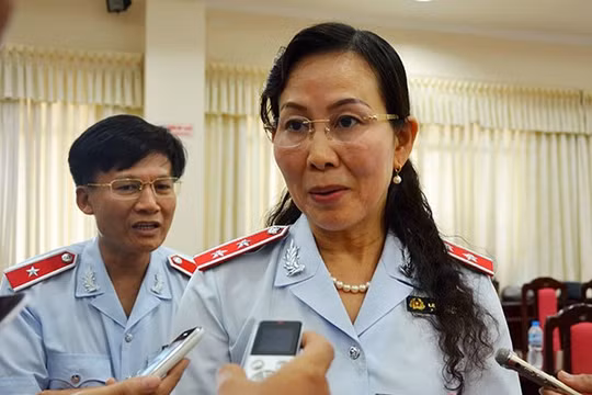 Bà Lê Thị Thủy, Phó Tổng TTCP đang trả lời phỏng vấn báo chí giữa chừng thì bỏ đi với lý do theo bà nói là "có cuộc gọi của Văn phòng Chính phủ"! (Ảnh: HC)