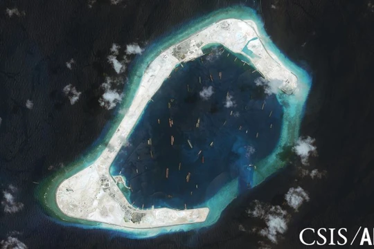 Đá Xu bi ở quần đảo Trường Sa đã bị Trung Quốc bồi lấp trái phép thành đảo nhân tạo với đường băng, nhà chứa máy bay và các công trình quân sự