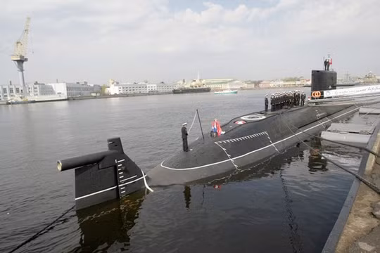 Tàu ngầm Lada đầu tiên, chiếc Saint Petersburg do nhà máy Admiralty đóng đang chạy thử nghiệm - Ảnh: TASS