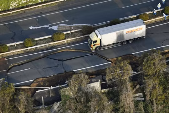 Đường cao tốc Kyushu bị phá hủy do động đất tại thành phố Kunamoto, ngày 15/4