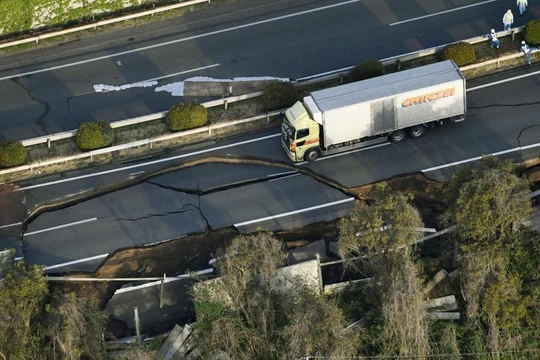 Đường cao tốc Kyushu bị phá hủy do động đất tại thành phố Kunamoto, ngày 15/4