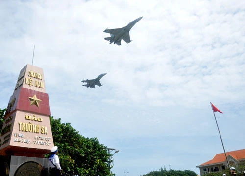 Su-30MK2 của không quân Việt Nam bay tuần tra tại khu vực quần đảo Trường Sa