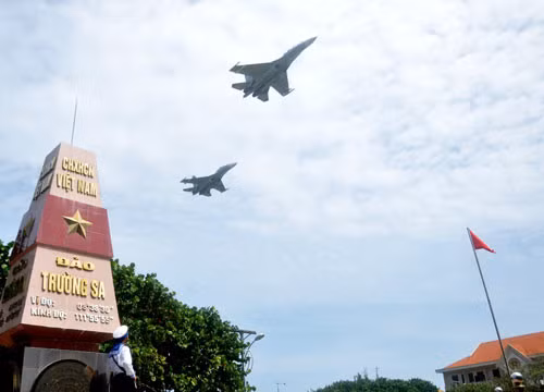 Su-30MK2 của không quân Việt Nam bay tuần tra tại khu vực quần đảo Trường Sa