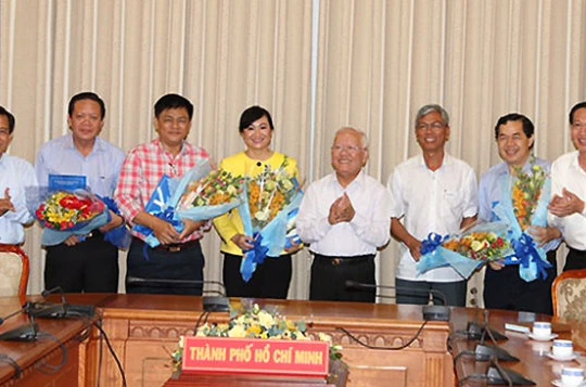 Chủ tịch UBND TP Lê Hoàng Quân (thứ năm từ trái) trao quyết định và tặng hoa chúc mừng các nhân sự mới - Ảnh: CTV