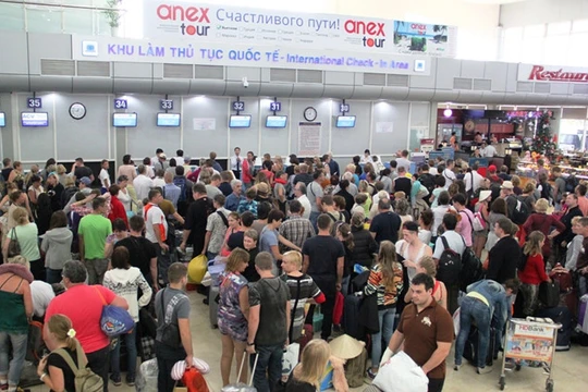 Du khách làm thủ tục tại sân bay Cam Ranh
