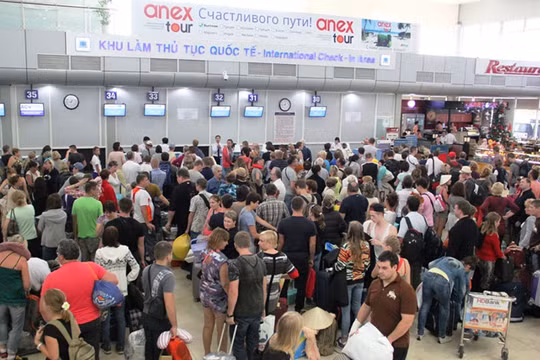 Du khách làm thủ tục tại sân bay Cam Ranh