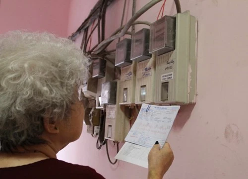 Nhiều người dân bức xúc vì hóa đơn tiền điện tăng vọt bất thường trong tháng qua - Ảnh: Bạch Dương 