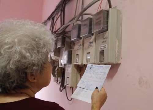 Nhiều người dân bức xúc vì hóa đơn tiền điện tăng vọt bất thường trong tháng qua - Ảnh: Bạch Dương 