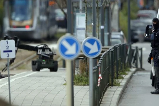 Cảnh sát hôm 25/3 dùng robot để lục soát quận Schaerbeek sau vụ đánh bom ở thủ đô Brussels 