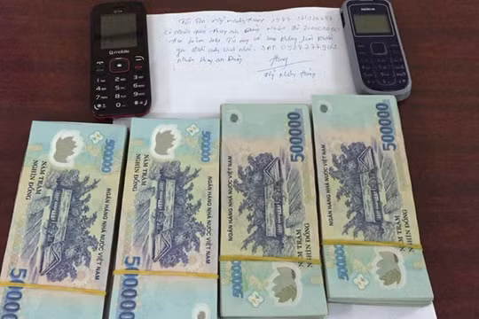 Tang vật 200 triệu đồng chúng cưỡng đoạt của ông Việt.