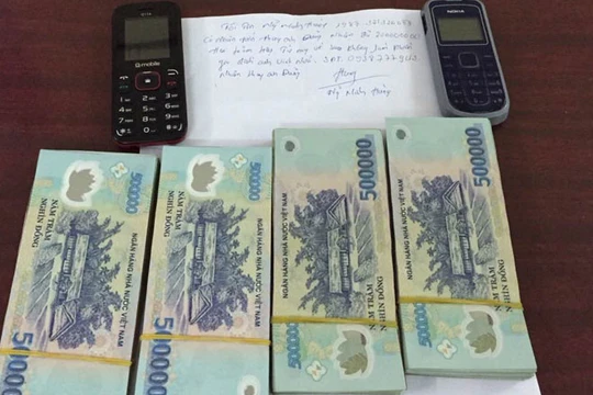 Tang vật 200 triệu đồng chúng cưỡng đoạt của ông Việt.