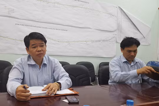 Lãnh đạo Vinasupco là Nguyễn Văn Tốn (trái) và ông Trương Quốc Dương (phải) khẳng định chất lượng ống gang dẻo của Xinxing là tốt - Ảnh: Lê Quân