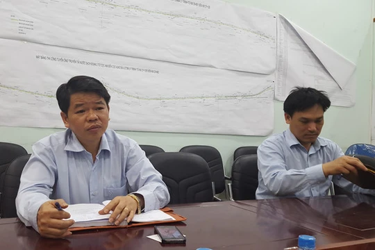 Lãnh đạo Vinasupco là Nguyễn Văn Tốn (trái) và ông Trương Quốc Dương (phải) khẳng định chất lượng ống gang dẻo của Xinxing là tốt - Ảnh: Lê Quân