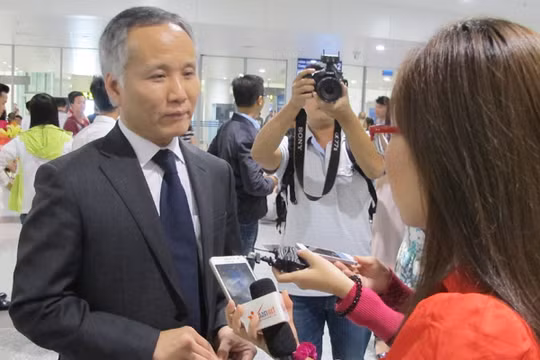 Trưởng đoàn đàm phán Trần Quốc Khánh trả lời PV ngay sau khi xuống sân bay tối 6/10. 