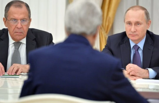 Tổng thống Nga Vladimir Putin tiếp Ngoại trưởng Mỹ John Kerry và Ngoại trưởng Nga Sergei Lavrov tại điện Kremlin.