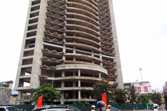 Tòa tháp xây xong phần thô rồi "bất động" nhìn từ hướng đường Thái Hà