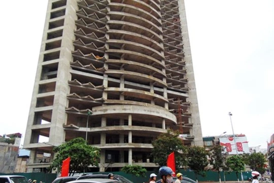 Tòa tháp xây xong phần thô rồi "bất động" nhìn từ hướng đường Thái Hà