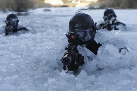 Đặc nhiệm Hàn Quốc huấn luyện trong điều kiện khắc nghiệt trên sông băng