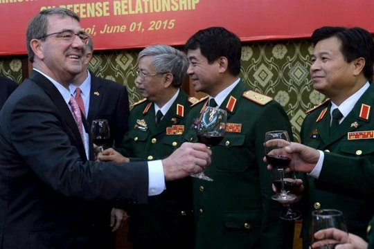 Bộ trưởng Quốc phòng Mỹ Carter thăm Việt Nam năm 2015