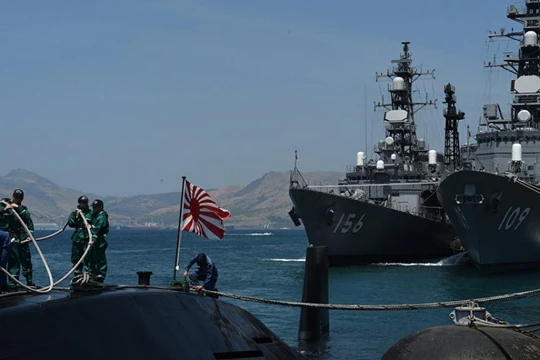 Hai khu trục hạm Nhật Bản vừa ghé vào cảnh Cam Ranh của Việt Nam