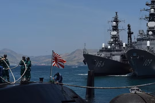 Hai khu trục hạm Nhật Bản vừa ghé vào cảnh Cam Ranh của Việt Nam