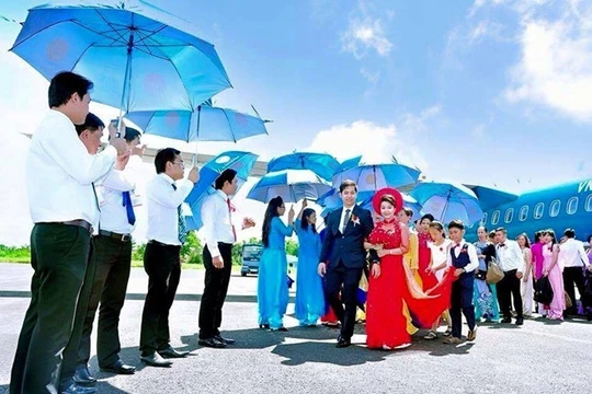 Cặp đôi đẹp của đám rước dâu bằng máy bay VNA cũng là những 9X thừa kế gia sản lớn tại Bạc Liêu và Đồng Nai. Ảnh: NVCC.