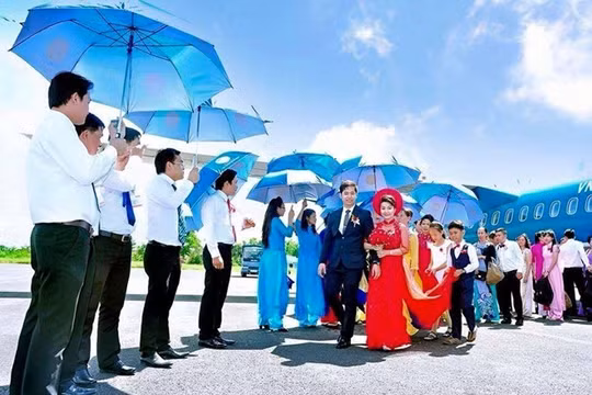 Cặp đôi đẹp của đám rước dâu bằng máy bay VNA cũng là những 9X thừa kế gia sản lớn tại Bạc Liêu và Đồng Nai. Ảnh: NVCC.