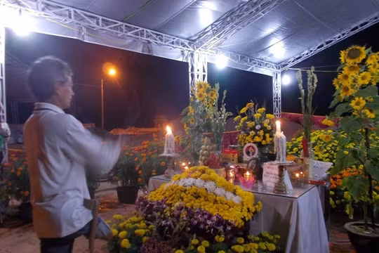 sau thắp nhang, người dân sẽ nán lại bên cạnh mộ ông Thanh nhiều giờ đồng hồ để canh mộ ông.