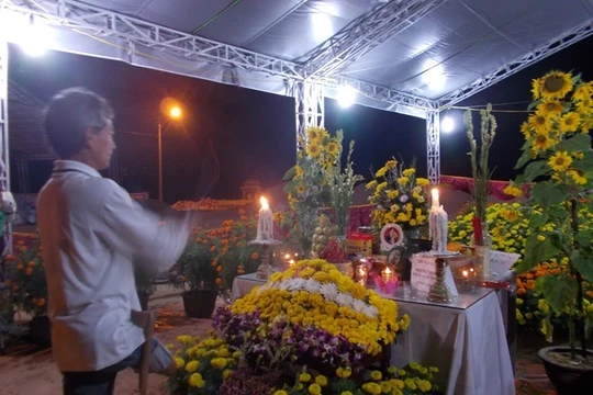 sau thắp nhang, người dân sẽ nán lại bên cạnh mộ ông Thanh nhiều giờ đồng hồ để canh mộ ông.