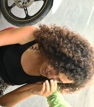 Cô gái òa khóc sau khi tỉnh lại vì bị giật túi xách. Ảnh: A.X