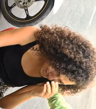 Cô gái òa khóc sau khi tỉnh lại vì bị giật túi xách. Ảnh: A.X