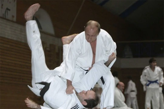 Ông Putin đeo đai đen môn Judo, bậc đai cao nhất - Ảnh: Reuters