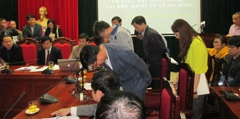 Đại diện Formosa Hà Tĩnh (chủ đầu tư) và Công CP Samsung C&T (thuộc tập đoàn Samsung, nhà thầu thi công công trình) đã cúi đầu xin lỗi về việc để xảy ra sự cố.